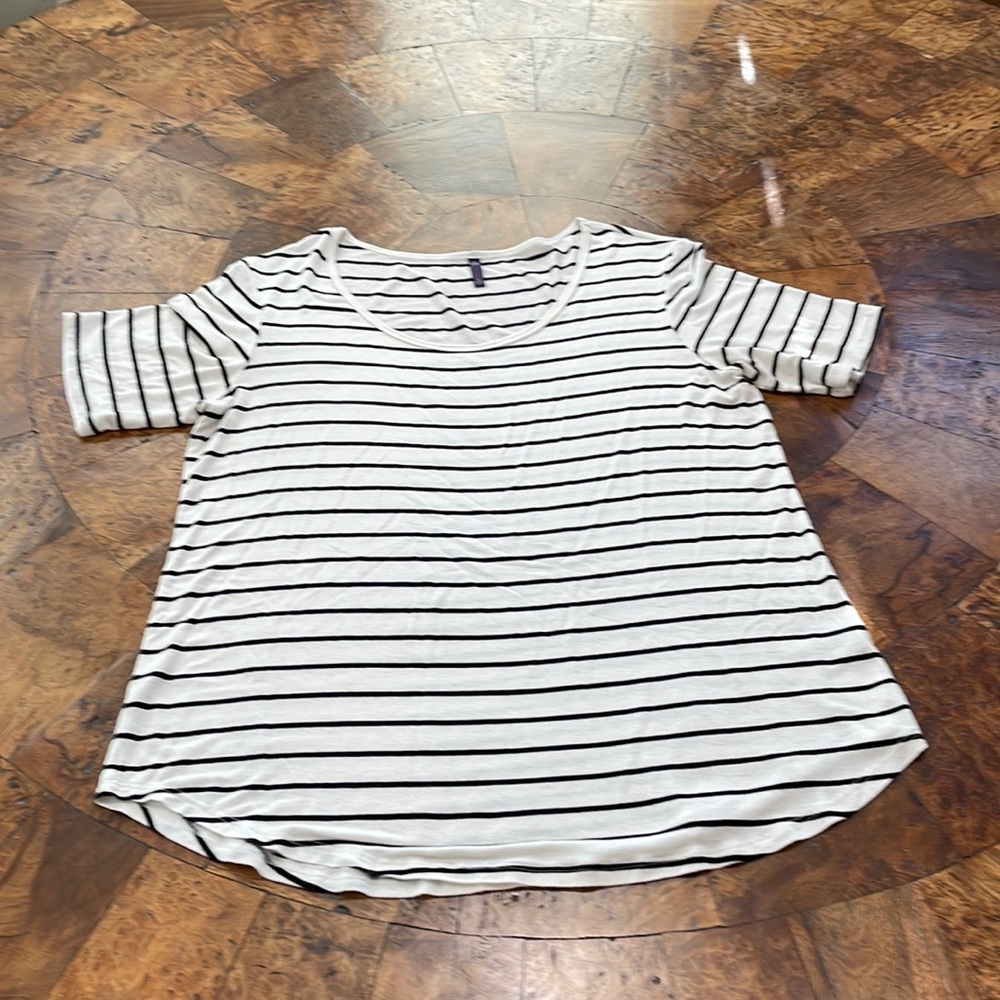 Women’s short sleeve black and white striped top
